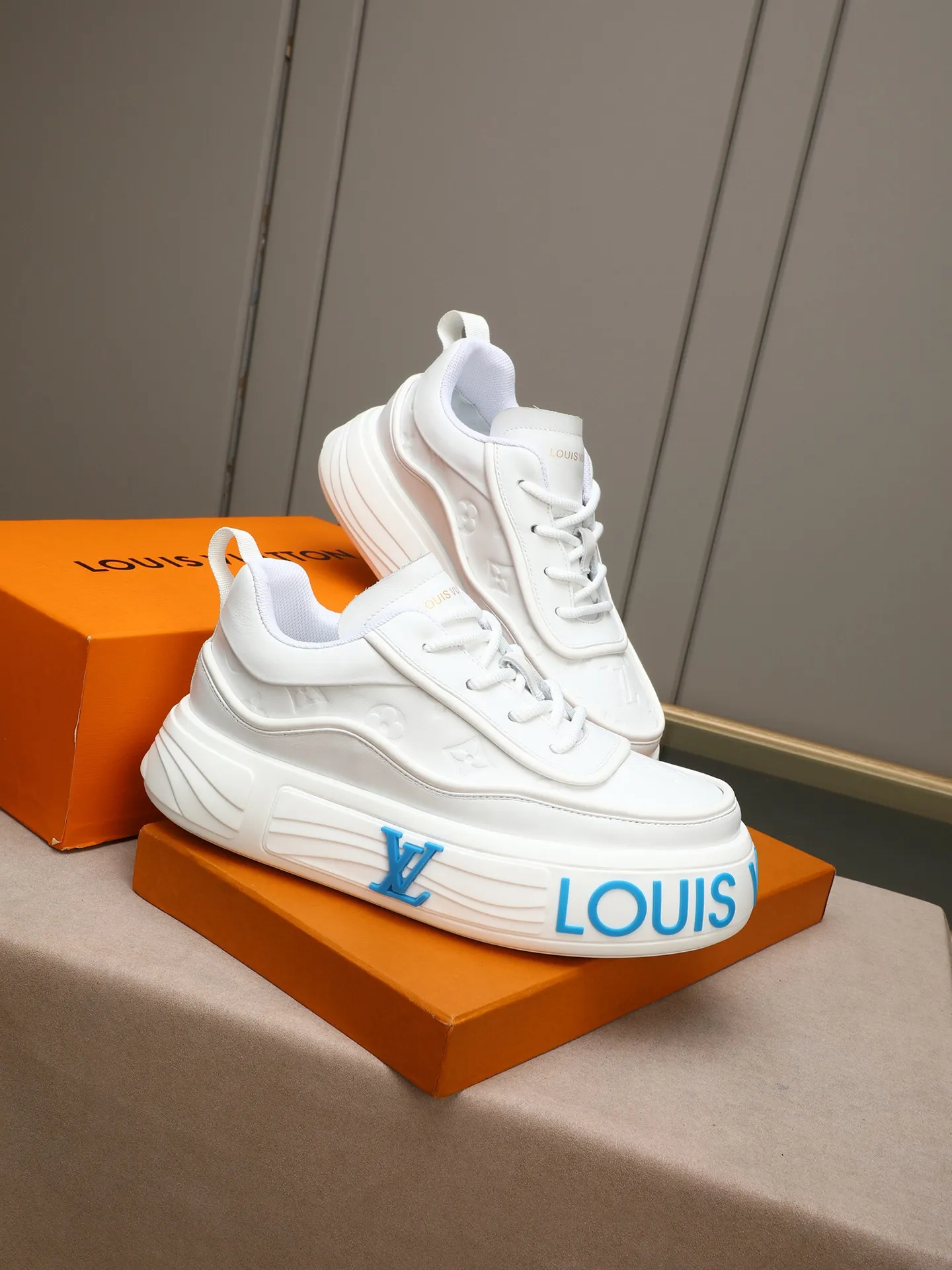 Men's men's shoes 💰560 LV are fashionable and fashionable, and the uppers are made of imported cowhide embossing! Super trendy design! It’s eye-catching! The leather is soft, delicate, shiny and translucent, showing the ultimate in pure handcraftsmanship, and the mesh is soft, comfortable and breathable! Size: 39-44 (38 45 customized)